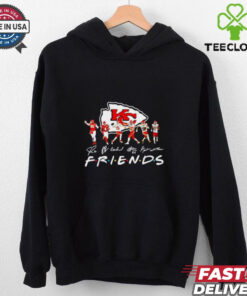 Kansas City Chiefs Chris Jones, Patrick Mahomes, and Isiah Pacheco Friends Football Signatures Shirt, featuring signatures and graphics of the key Chiefs players—Chris Jones, Patrick Mahomes, and Isiah Pacheco—celebrating their friendship and teamwork on the field. Perfect for Chiefs fans honoring these stars and their dynamic chemistry!