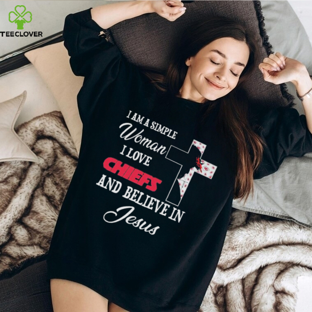 Kansas City Chiefs I am a simple woman I love Kansas City Chiefs and believe in jesus 2024 shirt