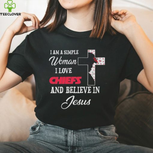 Kansas City Chiefs I am a simple woman I love Kansas City Chiefs and believe in jesus 2024 hoodie, sweater, longsleeve, shirt v-neck, t-shirt