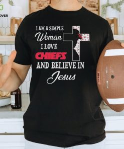 Kansas City Chiefs I am a simple woman I love Kansas City Chiefs and believe in jesus 2024 hoodie, sweater, longsleeve, shirt v-neck, t-shirt