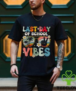 Last Day Of School Vibes Retro Vintage Teacher Graduation Shirt