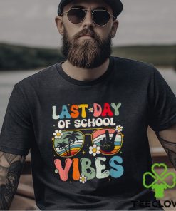 Last Day Of School Vibes Retro Vintage Teacher Graduation Shirt