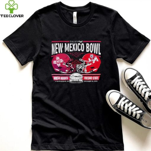 Men’s 2023 New Mexico Bowl NMSU Aggies vs Fresno State Bulldogs helmet hoodie, sweater, longsleeve, shirt v-neck, t-shirt