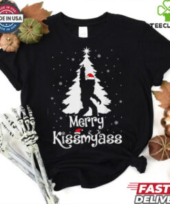Merry Kissmyass Funny Bigfoot Yeti Sasquatch Christmas Tree T Shirt Recovered