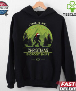 Merry Xmas Bigfoot Santa Squatch Christmas Yeti T Shirt Recovered