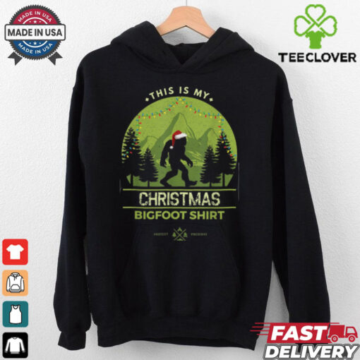 Merry Xmas Bigfoot Santa Squatch Christmas Yeti T Shirt Recovered
