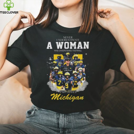 Michigan wolverine never underestimate a woman who understands football and loves michigan wolverines 2023 signatures hoodie, sweater, longsleeve, shirt v-neck, t-shirt