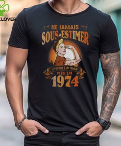 NE JAMAIS SOUS ESTIMEZ LE POUVOIR D’UNE FEMME NÉE EN 1974 hoodie, sweater, longsleeve, shirt v-neck, t-shirt