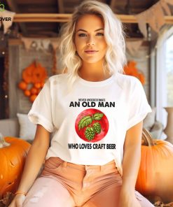 NEVER UNDERESTIMATE AN OLD MAN WHO LOVES CRAFT BEER Classic T Shirt