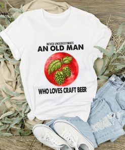 NEVER UNDERESTIMATE AN OLD MAN WHO LOVES CRAFT BEER Classic T Shirt