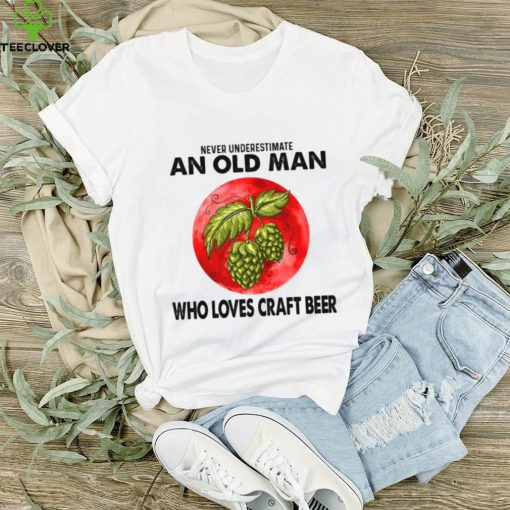 NEVER UNDERESTIMATE AN OLD MAN WHO LOVES CRAFT BEER Classic T Shirt