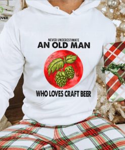 NEVER UNDERESTIMATE AN OLD MAN WHO LOVES CRAFT BEER Classic T Shirt