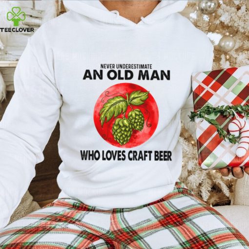 NEVER UNDERESTIMATE AN OLD MAN WHO LOVES CRAFT BEER Classic T Shirt