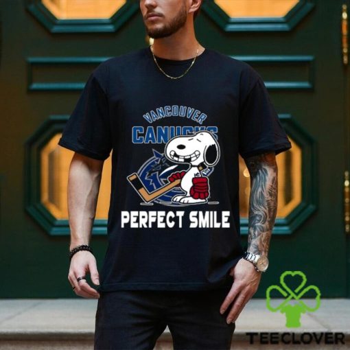 NHL Vancouver Canucks Snoopy Perfect Smile The Peanuts Movie Hockey T Shirt