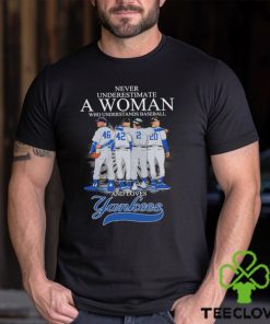 Never Underestimate A Woman Who Understands Baseball And Loves Yankees Signatures T shirt