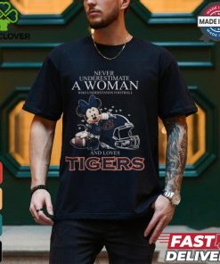 Never Underestimate A Woman Who Understands Football And Loves Auburn Tigers x Minnie Mouse T Shirt