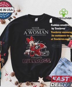 Never Underestimate A Woman Who Understands Football And Loves Georgia Bulldogs x Minnie Mouse T Shirt