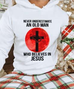 Never Underestimate An Old Man Who Believes In Jesus Classic T Shirt