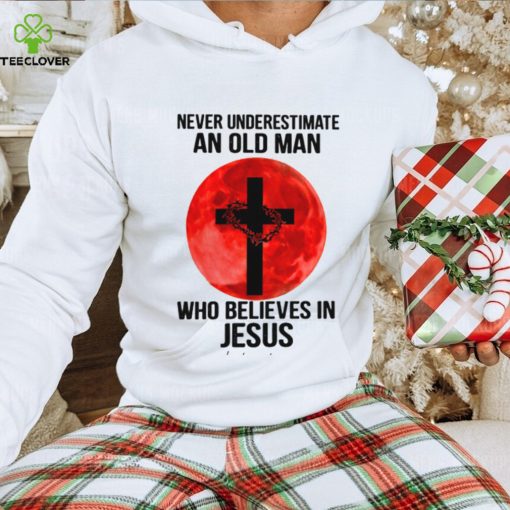 Never Underestimate An Old Man Who Believes In Jesus Classic T Shirt