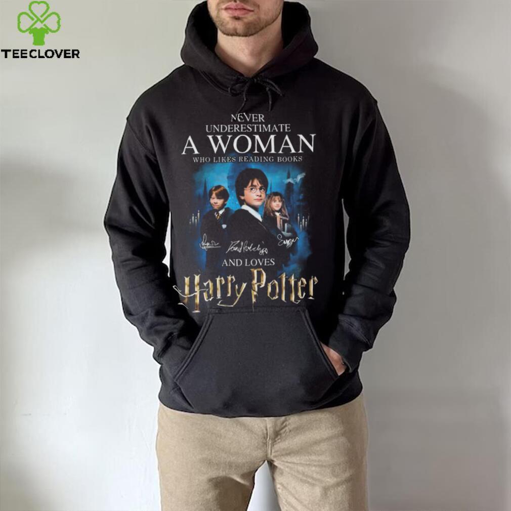 Never underestimate a woman who likes reading books and loves Harry Potter signatures shirt Never underestimate a woman who likes reading books and loves Harry Potter signatures shirt