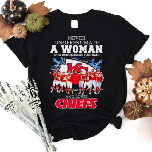 Never underestimate a woman who understand football and loves Kansas City Chiefs football hoodie, sweater, longsleeve, shirt v-neck, t-shirt