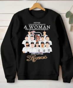 Never underestimate a woman who understands baseball and loves Tigers team hoodie, sweater, longsleeve, shirt v-neck, t-shirt