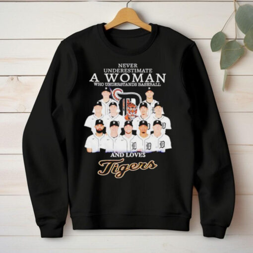 Never underestimate a woman who understands baseball and loves Tigers team hoodie, sweater, longsleeve, shirt v-neck, t-shirt