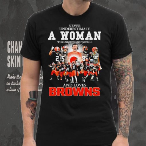 Never underestimate a woman who understands football Cleveland Browns and loves Browns signature hoodie, sweater, longsleeve, shirt v-neck, t-shirt