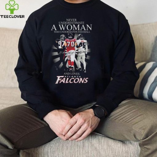 Never underestimate a woman who understands football and loves Atlanta Falcons signatures hoodie, sweater, longsleeve, shirt v-neck, t-shirt