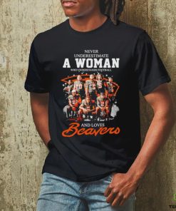 Never underestimate a woman who understands football and loves Beavers signatures hoodie, sweater, longsleeve, shirt v-neck, t-shirt