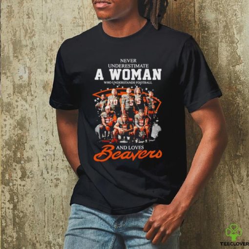 Never underestimate a woman who understands football and loves Beavers signatures hoodie, sweater, longsleeve, shirt v-neck, t-shirt