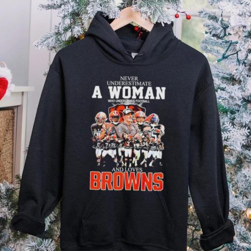 Never underestimate a woman who understands football and loves Browns signatures hoodie, sweater, longsleeve, shirt v-neck, t-shirt