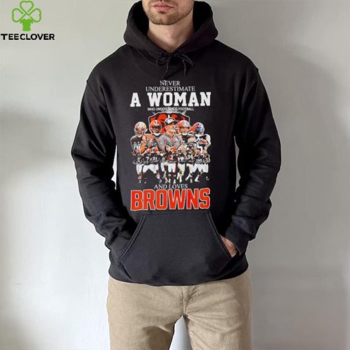 Never underestimate a woman who understands football and loves Browns signatures hoodie, sweater, longsleeve, shirt v-neck, t-shirt
