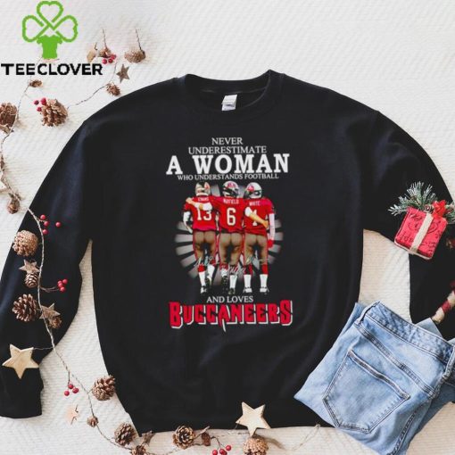 Never underestimate a woman who understands football and loves Buccaneers signatures hoodie, sweater, longsleeve, shirt v-neck, t-shirt