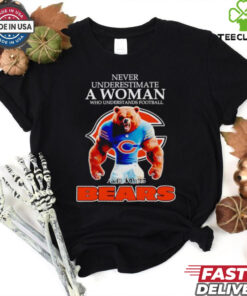 Never underestimate a woman who understands football and loves Chicago Bears shirt