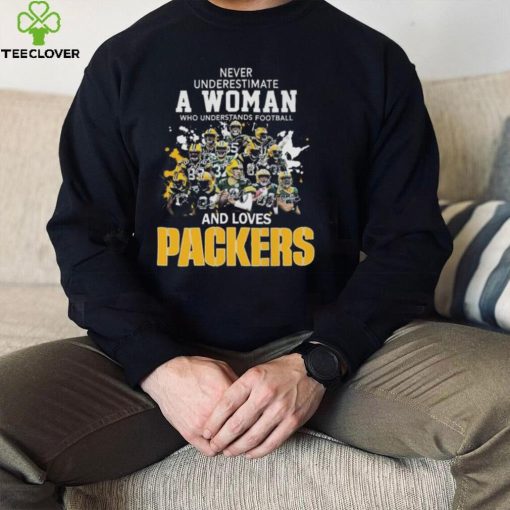 Never underestimate a woman who understands football and loves Green Bay Packers signatures 2022 hoodie, sweater, longsleeve, shirt v-neck, t-shirt