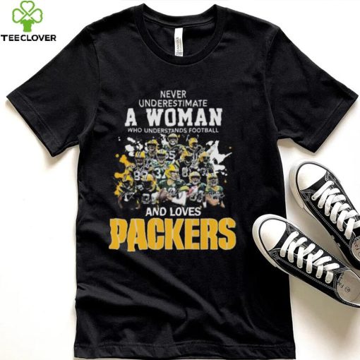 Never underestimate a woman who understands football and loves Green Bay Packers signatures 2022 hoodie, sweater, longsleeve, shirt v-neck, t-shirt