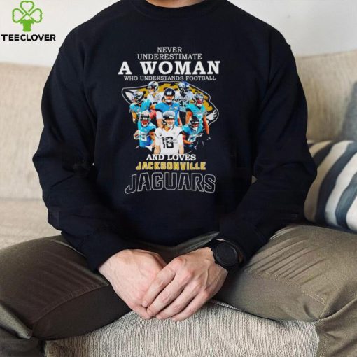 Never underestimate a woman who understands football and loves Jacksonville Jaguars 2022 hoodie, sweater, longsleeve, shirt v-neck, t-shirt