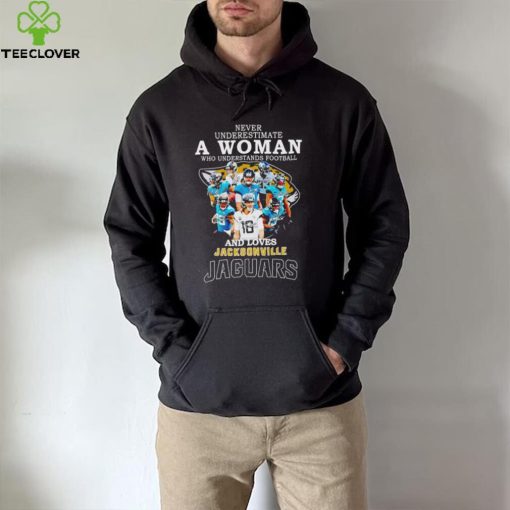 Never underestimate a woman who understands football and loves Jacksonville Jaguars 2022 hoodie, sweater, longsleeve, shirt v-neck, t-shirt