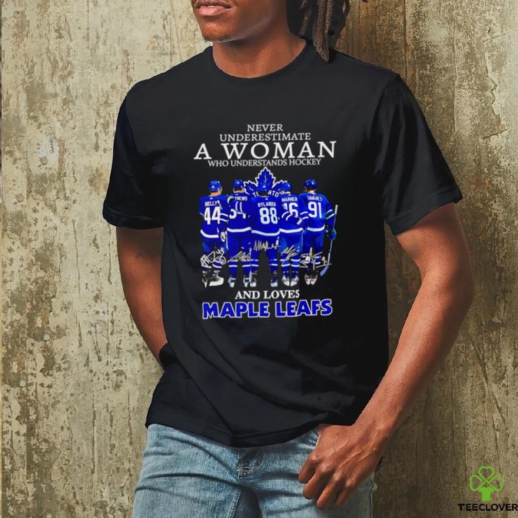 Never underestimate a woman who understands hockey and loves Maple Leafs signatures shirt Never underestimate a woman who understands hockey and loves Maple Leafs signatures shirt