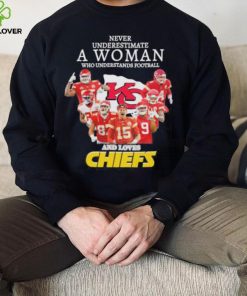 Never underestimate woman who understands football and loves Chiefs signatures hoodie, sweater, longsleeve, shirt v-neck, t-shirt