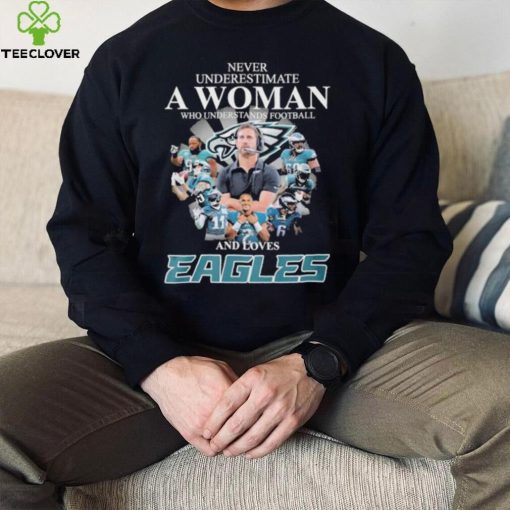 Never underestimate woman who understands football and loves Eagles signatures hoodie, sweater, longsleeve, shirt v-neck, t-shirt