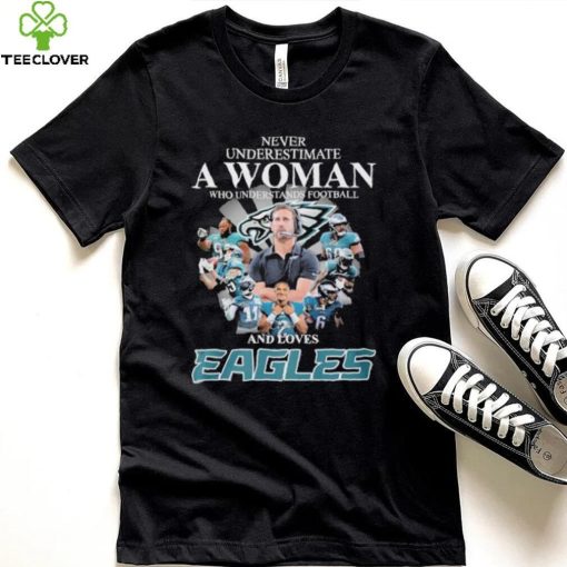 Never underestimate woman who understands football and loves Eagles signatures hoodie, sweater, longsleeve, shirt v-neck, t-shirt