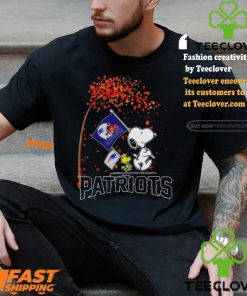 New England Patriots Snoopy Fan Enjoying The Fall Season T Shirt