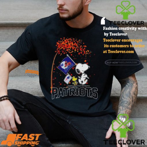 New England Patriots Snoopy Fan Enjoying The Fall Season T Shirt