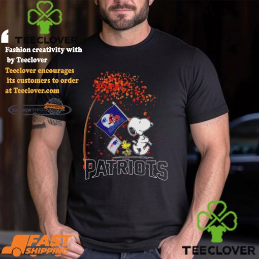 New England Patriots Snoopy Fan Enjoying The Fall Season T Shirt