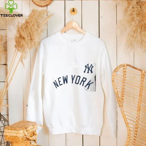 New York Yankees Fanatics Branded White Hometown Hot Shot Shirt