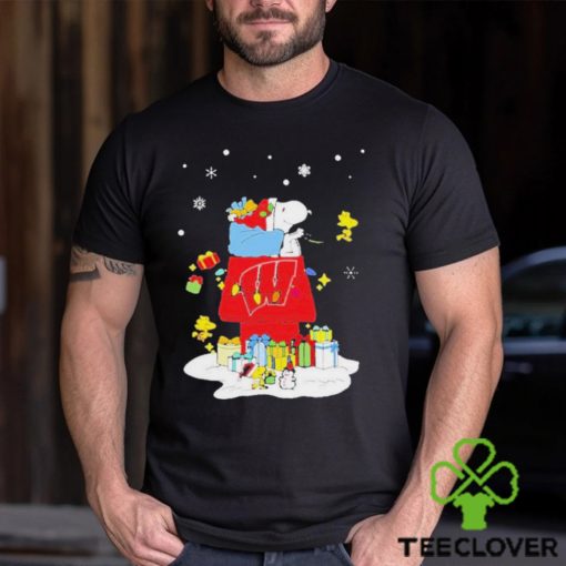 Nice Wisconsin Badgers Santa Snoopy Wish You A Merry Christmas T shirt