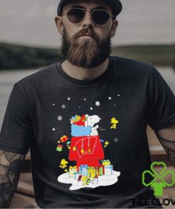 Nice Wisconsin Badgers Santa Snoopy Wish You A Merry Christmas T shirt