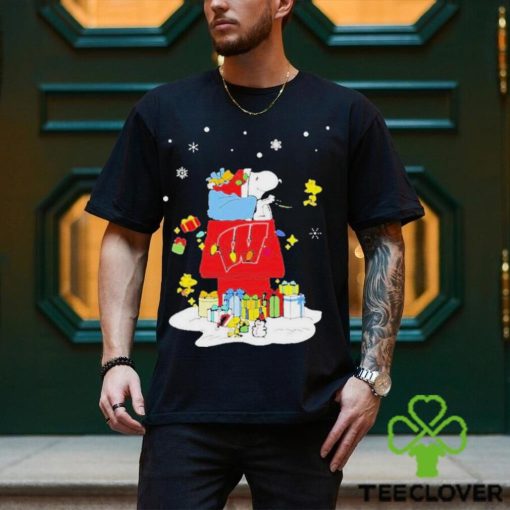 Nice Wisconsin Badgers Santa Snoopy Wish You A Merry Christmas T shirt